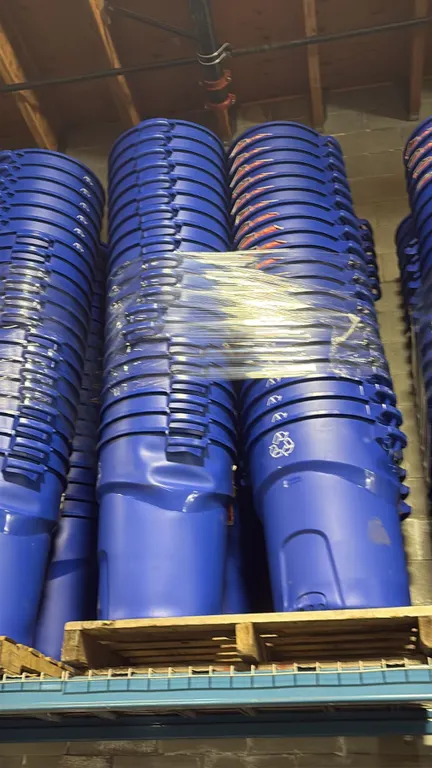 4 STACKS OF 20 BLUE RUBBERMAID ROUGHNECK RECYCLE/TRASH BINS WITH LIDS- 32 GAL/ 121 L