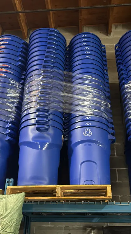 4 STACKS OF 20 BLUE RUBBERMAID ROUGHNECK RECYCLE/TRASH BINS WITH LIDS- 32 GAL/ 121 L