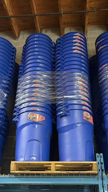 4 STACKS OF 20 BLUE RUBBERMAID ROUGHNECK RECYCLE/TRASH BINS WITH LIDS- 32 GAL/ 121 L