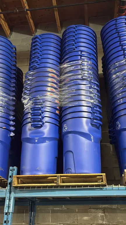 4 STACKS OF 20 BLUE RUBBERMAID ROUGHNECK RECYCLE/TRASH BINS WITH LIDS- 32 GAL/ 121 L