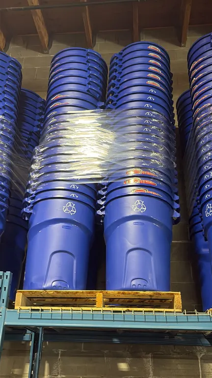 4 STACKS OF 20 BLUE RUBBERMAID ROUGHNECK RECYCLE/TRASH BINS WITH LIDS- 32 GAL/ 121 L