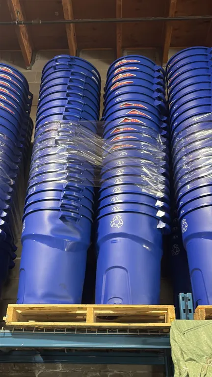 4 STACKS OF 20 BLUE RUBBERMAID ROUGHNECK RECYCLE/TRASH BINS WITH LIDS- 32 GAL/ 121 L