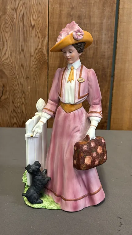 VINTAGE 1983 AVON MR. ALBEE PRESIDENT'S CLUB AWARD PORCELAIN FIGURINE