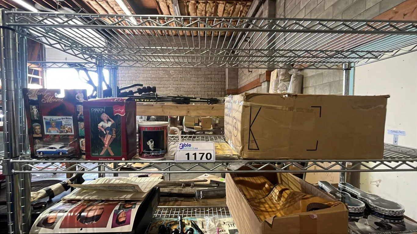 SHELF OF ASSORTED MERILYN MONROE COLLECTABLE ITEMS INCL. MUGS, TOY CAR, CARDS AND MORE