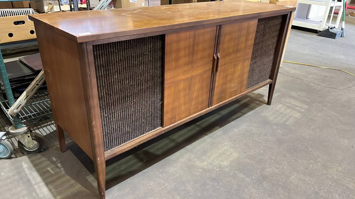 VINTAGE WOODEN STEREO CONSOLE WITH A BUILT-IN RECORD PLAYER AND RECEIVER 4FT 7INCH WIDE X 1FT 6INCH