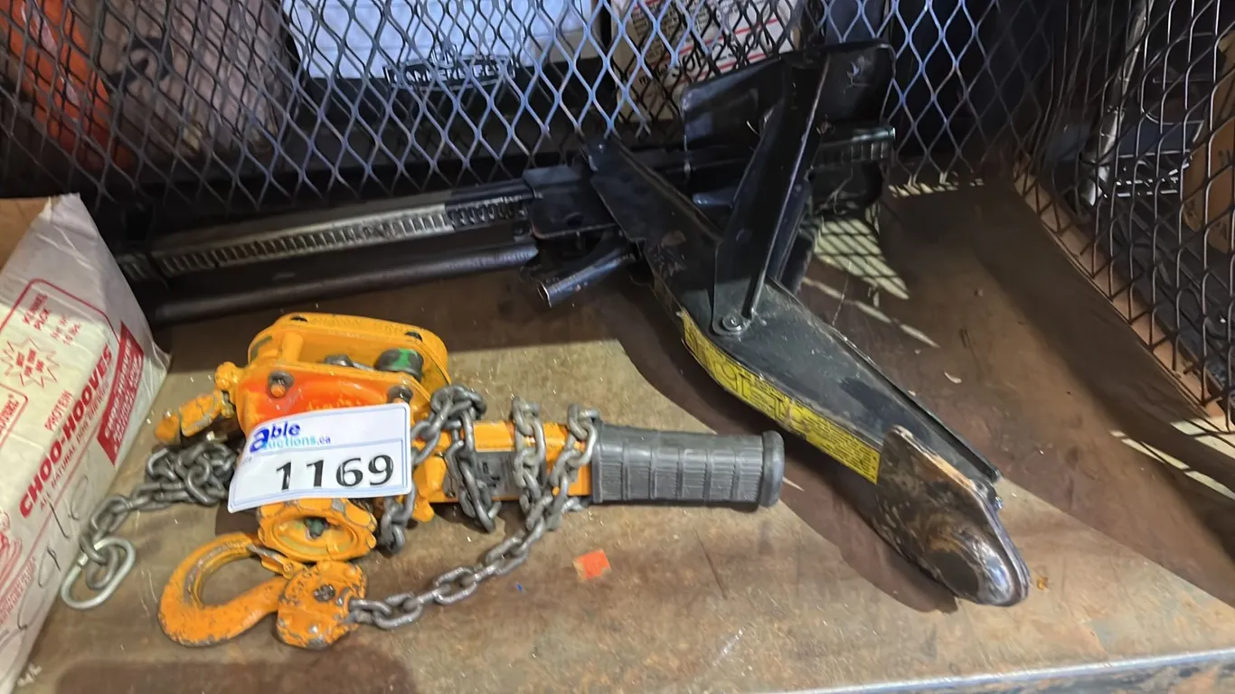 BEEBE ROUSTABOUT 3/4-TON MANUAL LEVER CHAIN HOIST AND METAL JACK