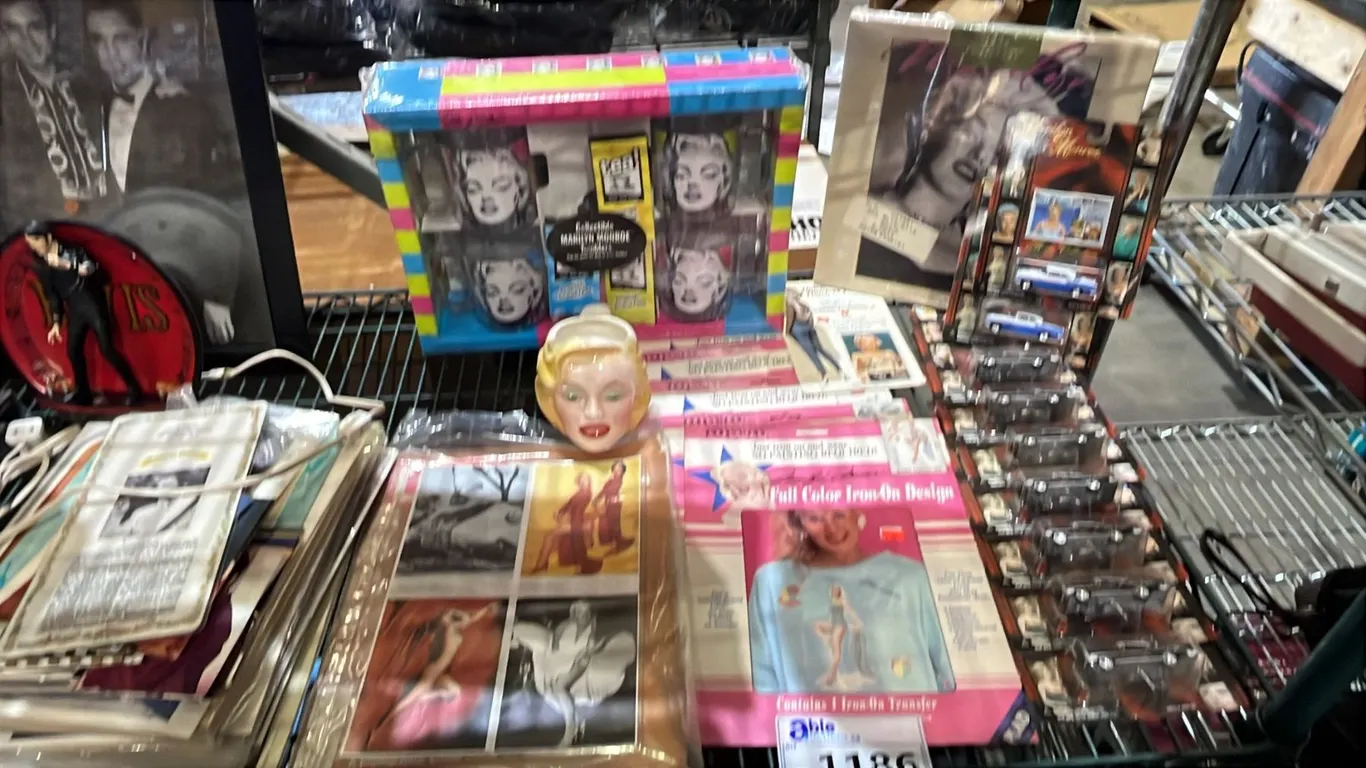 SHELF OF ASSORTED MERILYN MONROE COLLECTABLE ITEMS INCL. MUGS, TOY CAR, CARD AND MORE