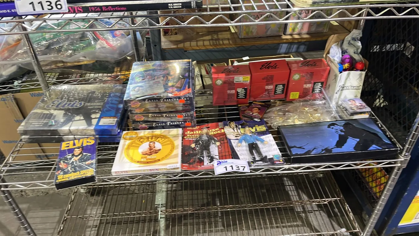 SHELF OF ASSORTED ELVIS PRESLEY COLLECTABLE ITEMS