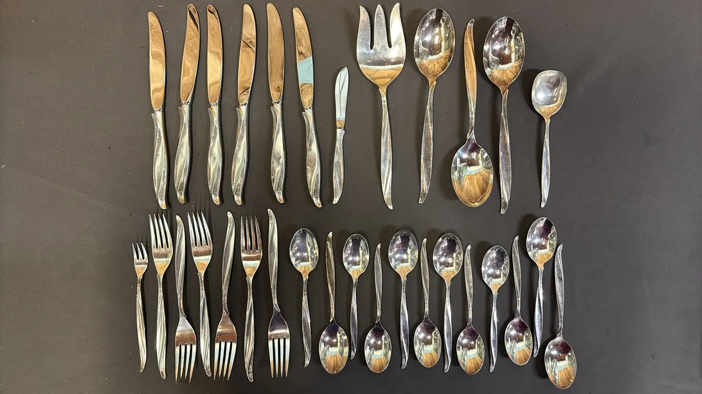 INTERNATIONAL STERLING "PINE SPRAY" STERLING SILVER FLATWARE: APPROX. 872.5G EXCLUDING THE KNIVES