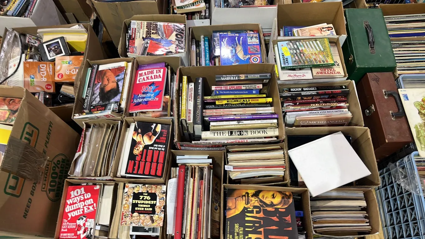 PALLET OF ASSORTED BOOKS