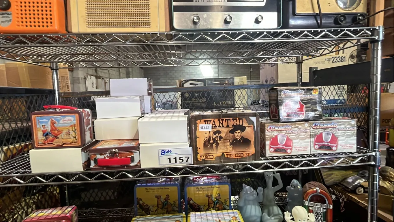 SHELF LOT OF ASSORTED VINTAGE COLLECTABLE TINS AND CLASSIC AM/FM RADIO