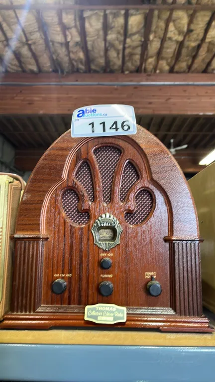 THOMAS COLLECTORS EDITION VINTAGE-STYLE CATHEDRAL WOODEN TABLETOP RADIO
