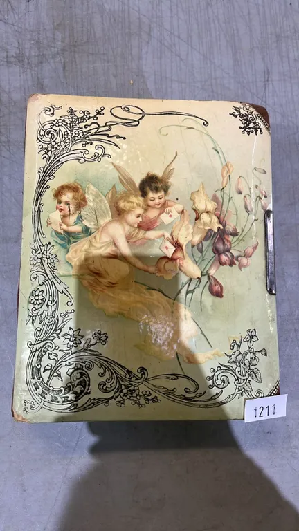 ANTIQUE ART NOUVEAU CELLULOID COVERED PHOTO ALBUM WITH PHOTOS: NO SIDE LATCH