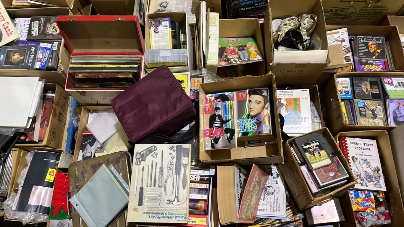 PALLET OF ASSORTED ITEMS INCL. BOOKS, CD'S, VINYL RECORDS AND MORE