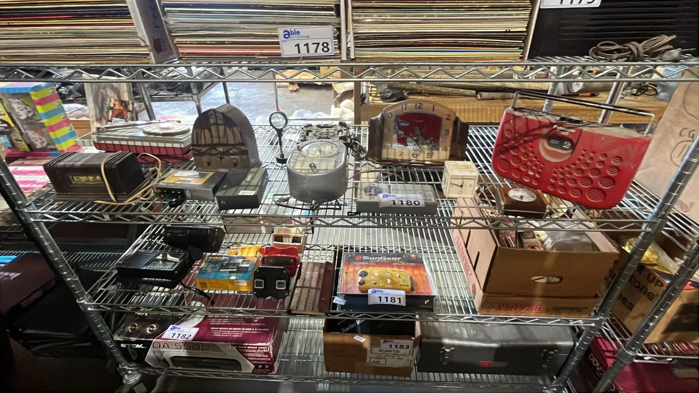 SHELF OF ASSORTED VINTAGE CLOCKS