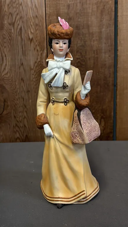 VINTAGE 1981 AVON MR. ALBEE PRESIDENT'S CLUB AWARD PORCELAIN FIGURINE