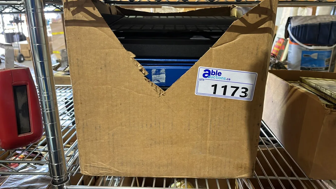 BOX OF ASSORTED ELVIS PRESLEY CARDS WITH BINDERS