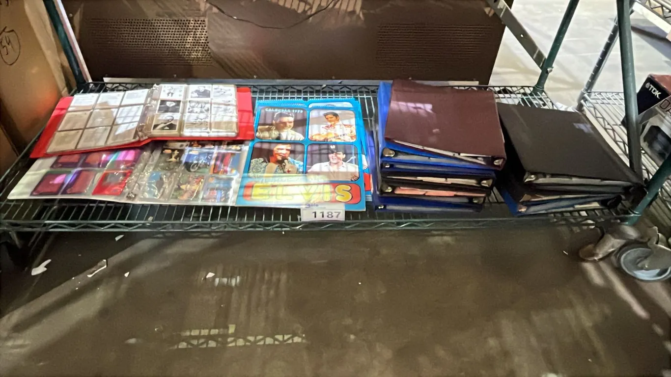 SHELF OF ASSORTED ELVIS PRESLEY COLLECTABLE ITEMS INCL. CARDS, CALENDARS AND MORE