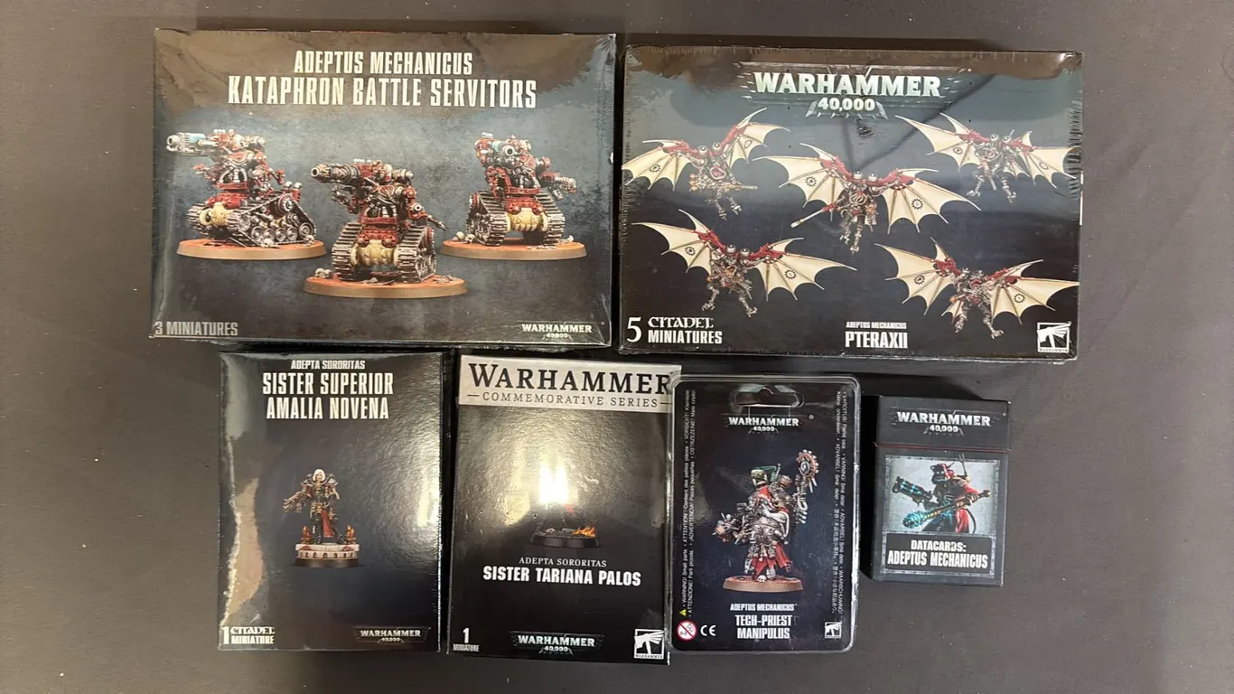 (5) WARHAMMER 40,000 MINIATURE KITS & (1) WARHAMMER 40,000 DATACARDS: ADEPTUS MECHANICUS