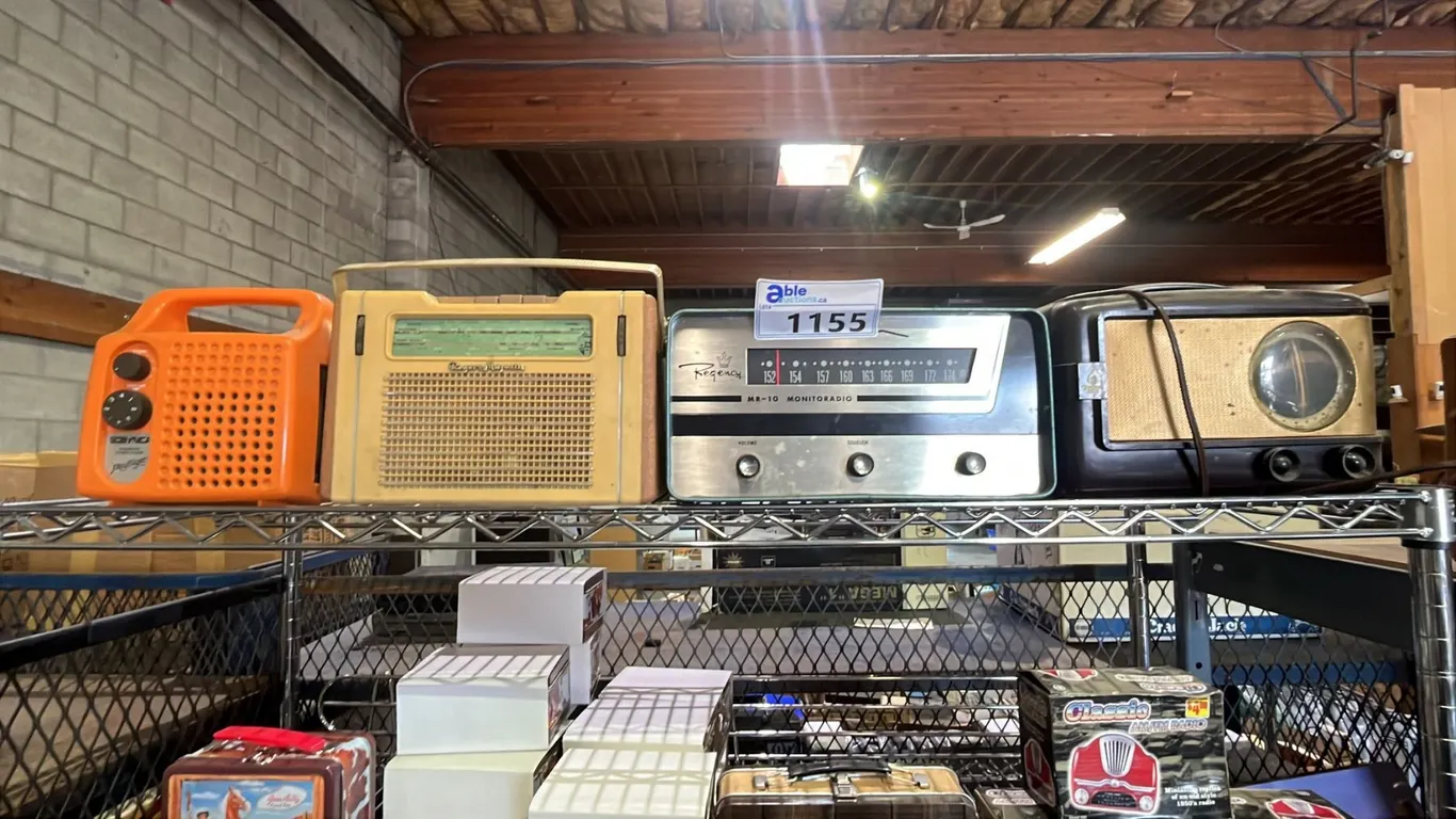 SHELF LOT OF ASSORTED VINTAGE TABLE TOP RADIOS