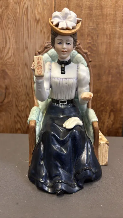 VINTAGE 1984 AVON MR. ALBEE PRESIDENT'S CLUB AWARD PORCELAIN FIGURINE