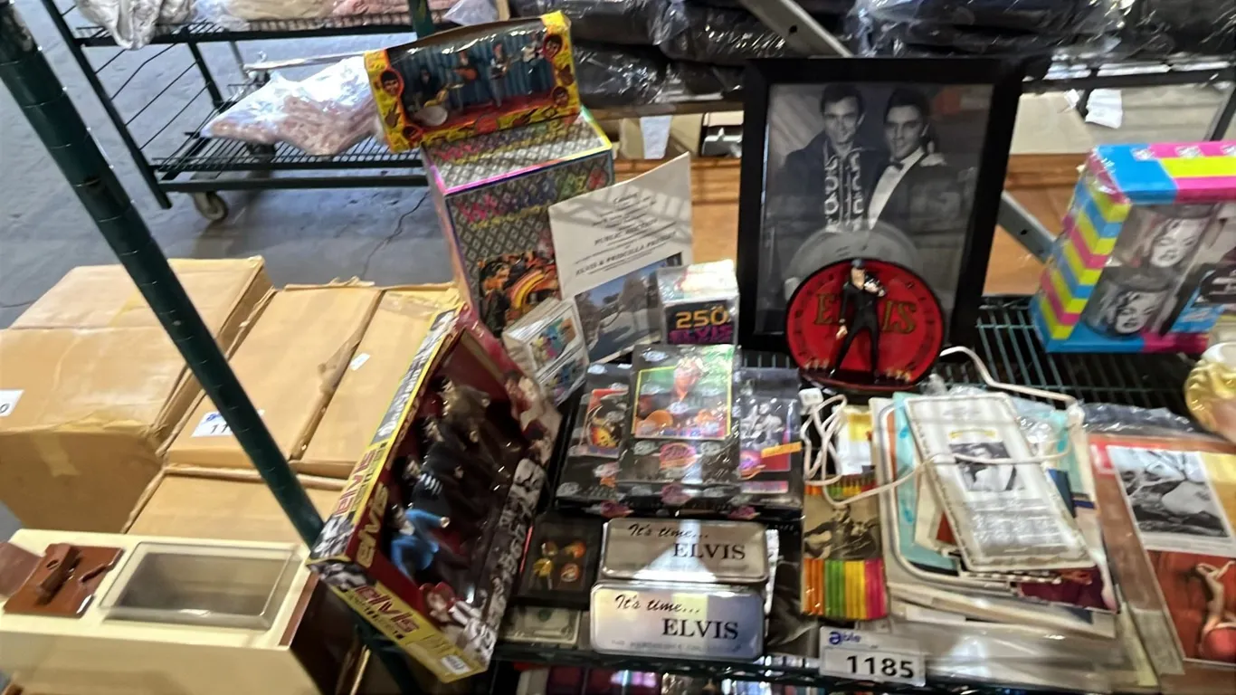 SHELF OF ASSORTED ELVIS PRESLEY COLLECTABLE ITEMS INCL. CARDS, TINS, MAGZINES AND MORE