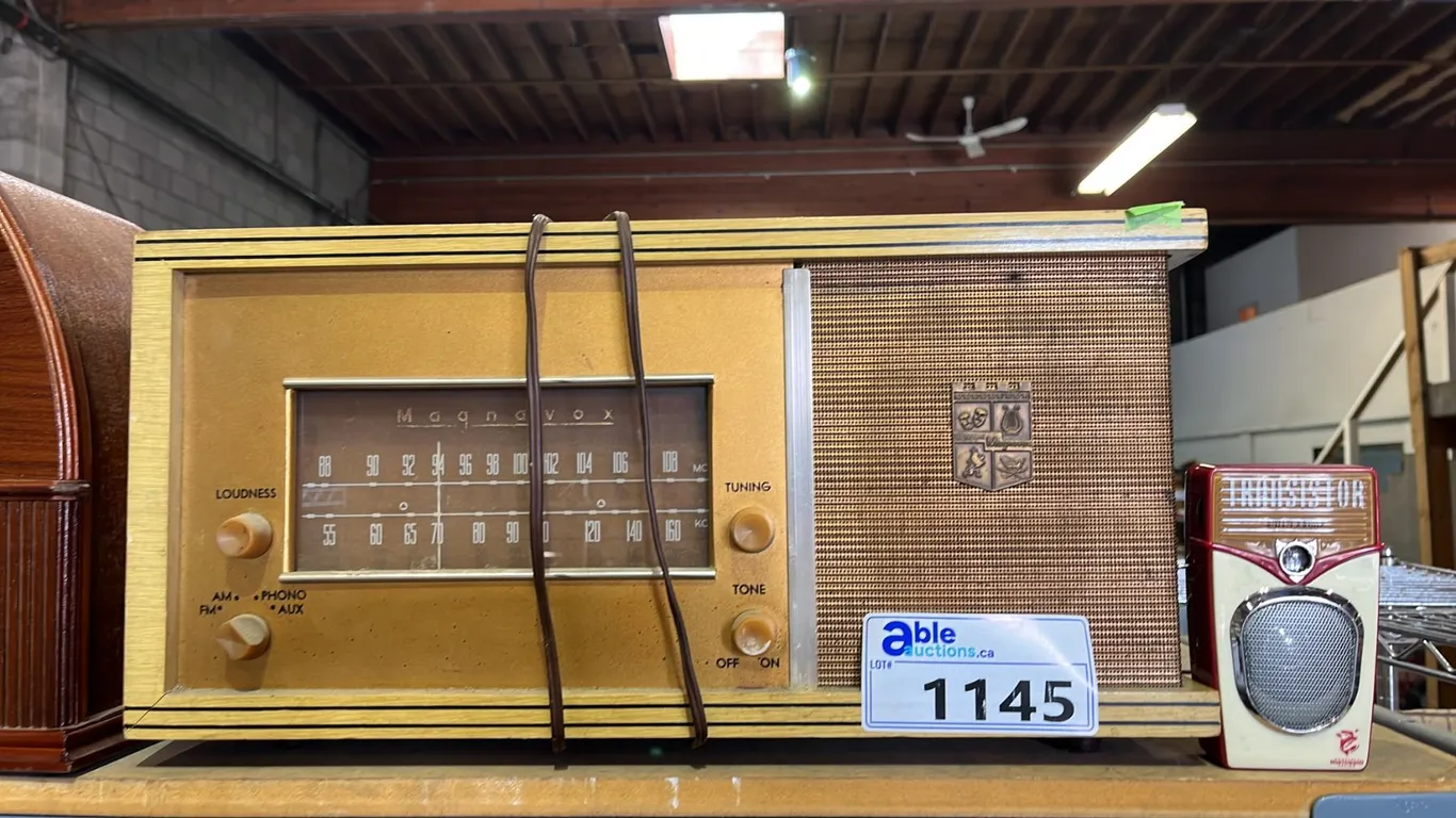 VINTAGE MAGNAVOX MODEL FM-16 AM/FM TABLE RADIO