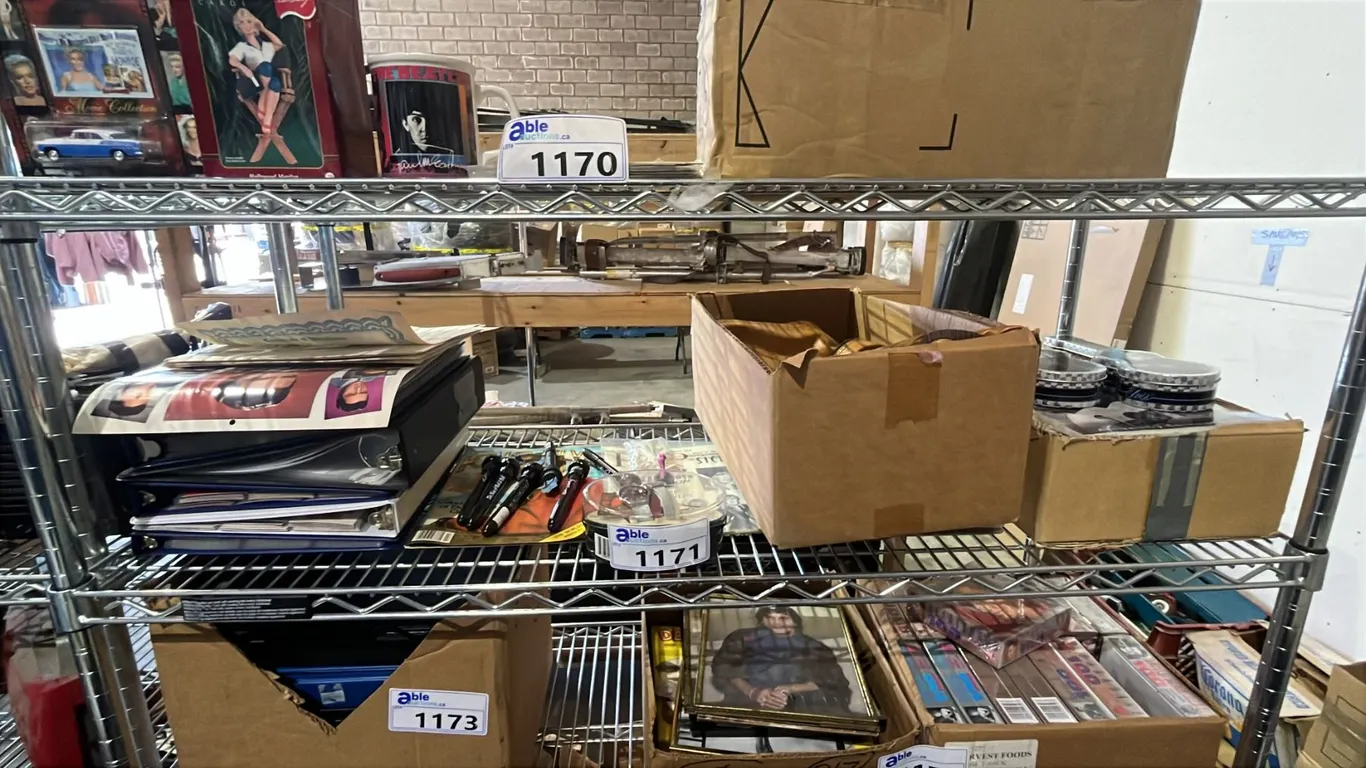 SHELF OF ASSORTED ELVIS PRESLEY COLLECTABLE ITEMS INCL. CARDS,PENS, MAGAZINES AND MORE