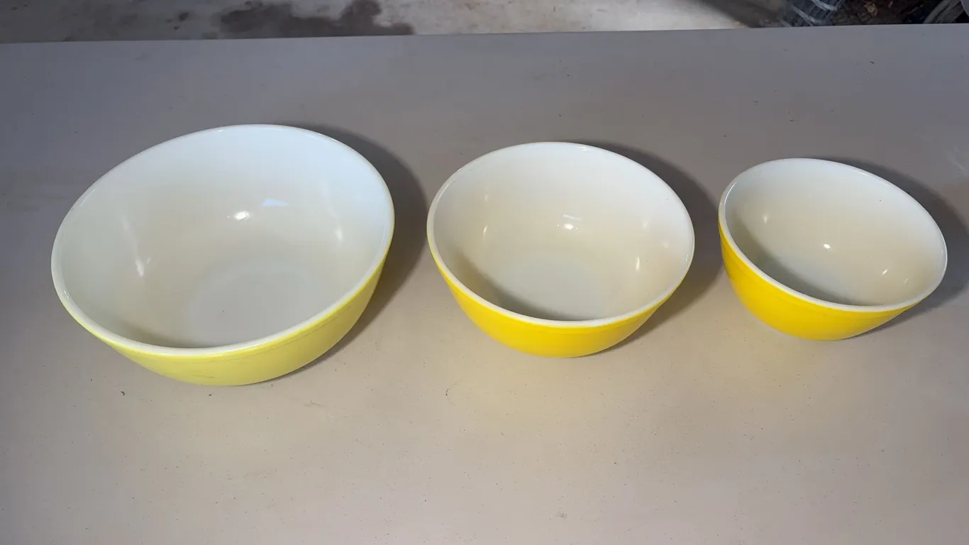 Graduated Set Pyrex Bowls