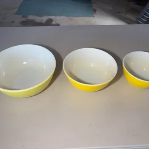 Graduated Set Pyrex Bowls
