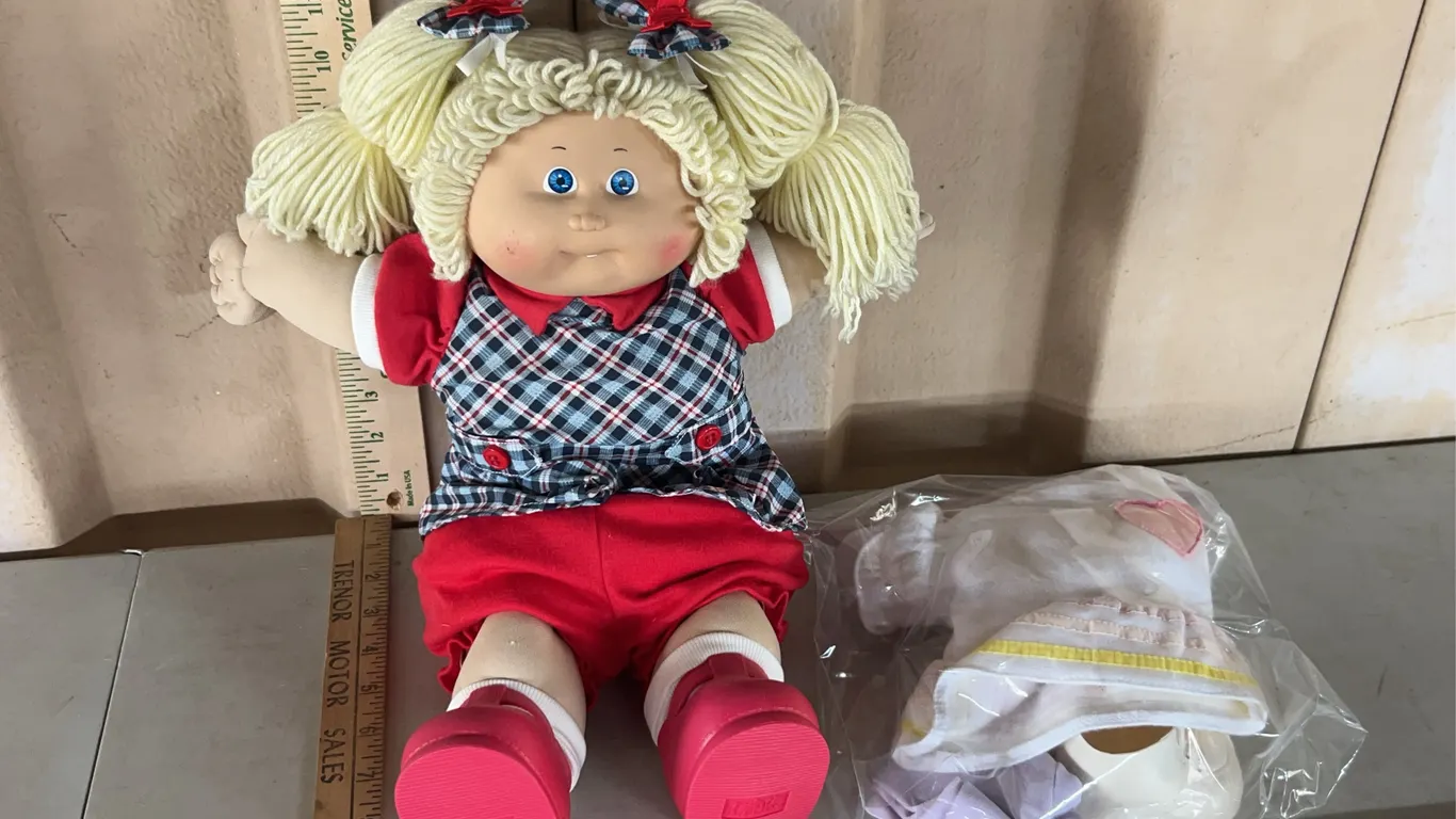 1985 Cabbage Patch Doll W/Extra Clothing