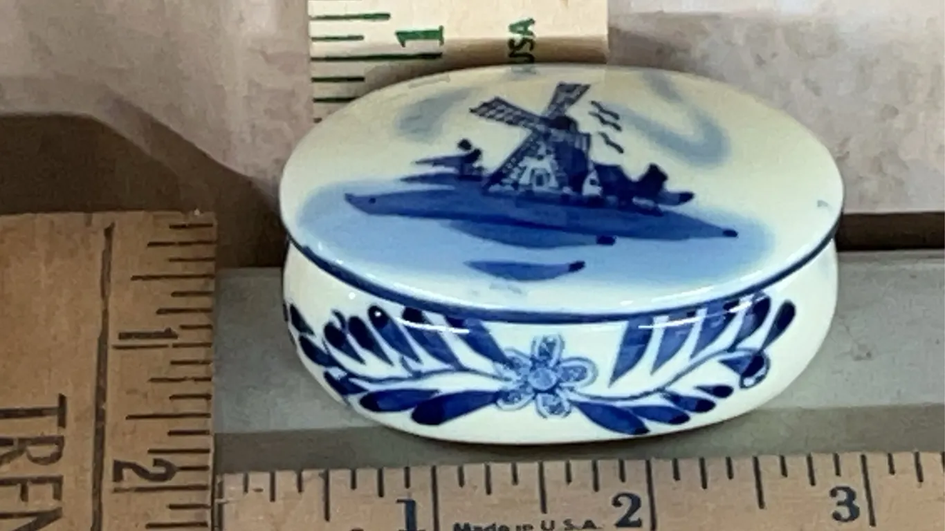 Vintage Delft Blue Style Porcelain Trinket Box, No Markings (Inside Lid Is Chipped)