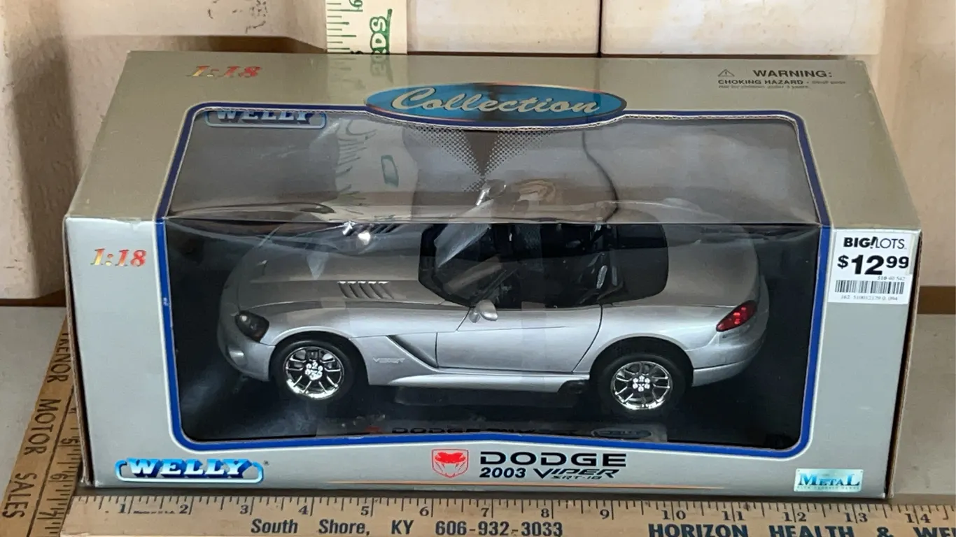 Welly 2003 Dodge Viper SRT-10 1:18 Scale Diecast Metal Car (Some Plastic Parts)