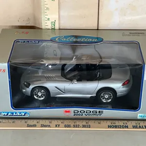Welly 2003 Dodge Viper SRT-10  1:18 Scale Diecast Metal Car (Some Plastic Parts)