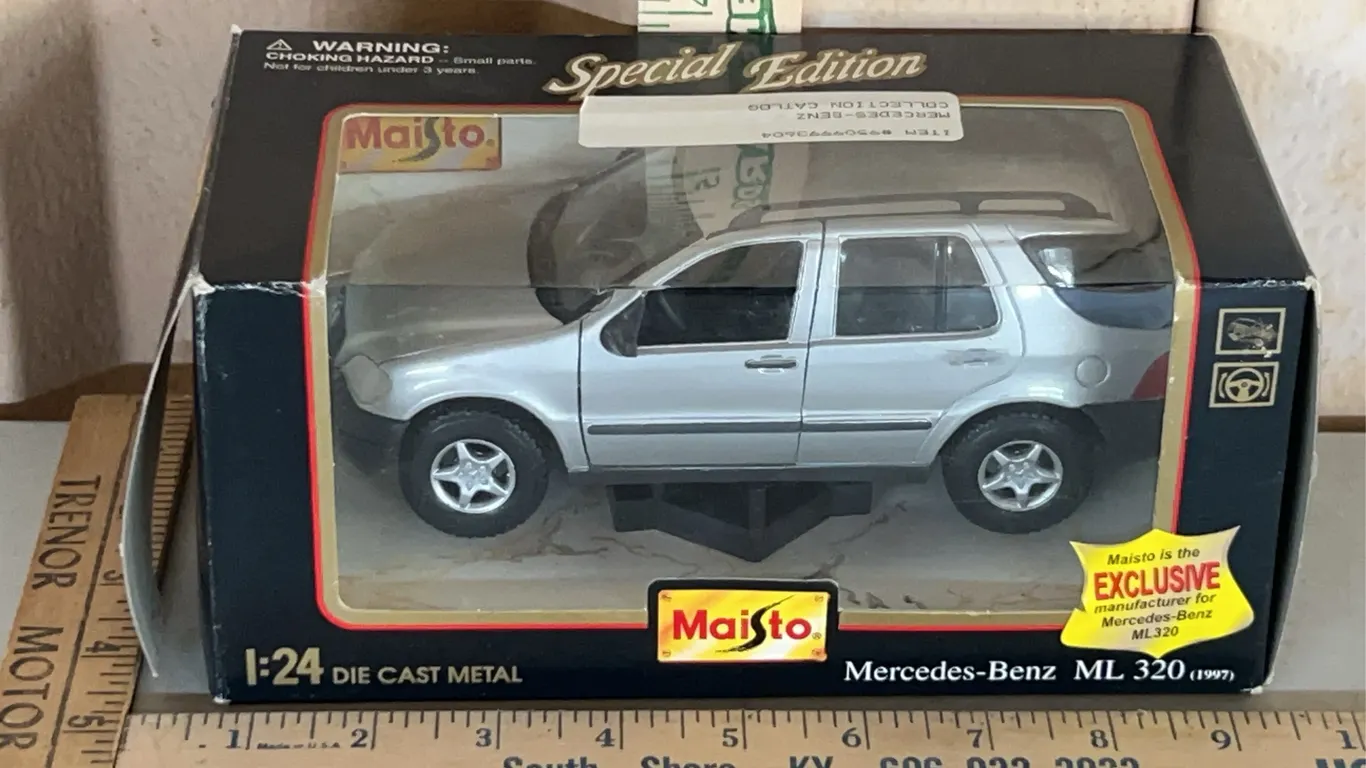 Maisto 1997 Mercedes-Benz ML320 1:24 Scale Diecast Car, Box Has Minor Damage