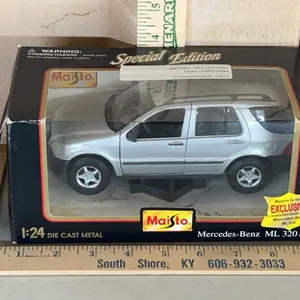 Maisto 1997 Mercedes-Benz ML320  1:24 Scale Diecast Car, Box Has Minor Damage