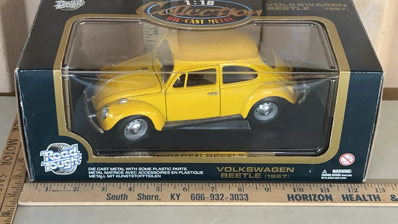 Road Tough 1967 Volkswagen Beetle 1:18 Scale Diecast Metal Car (Some Plastic Parts)