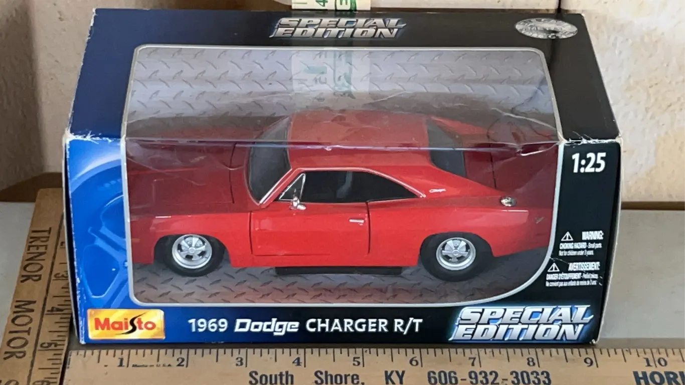 2005 Maisto 1969 Dodge Charger R/T Special Edition 1:25 Scale Diecast Car