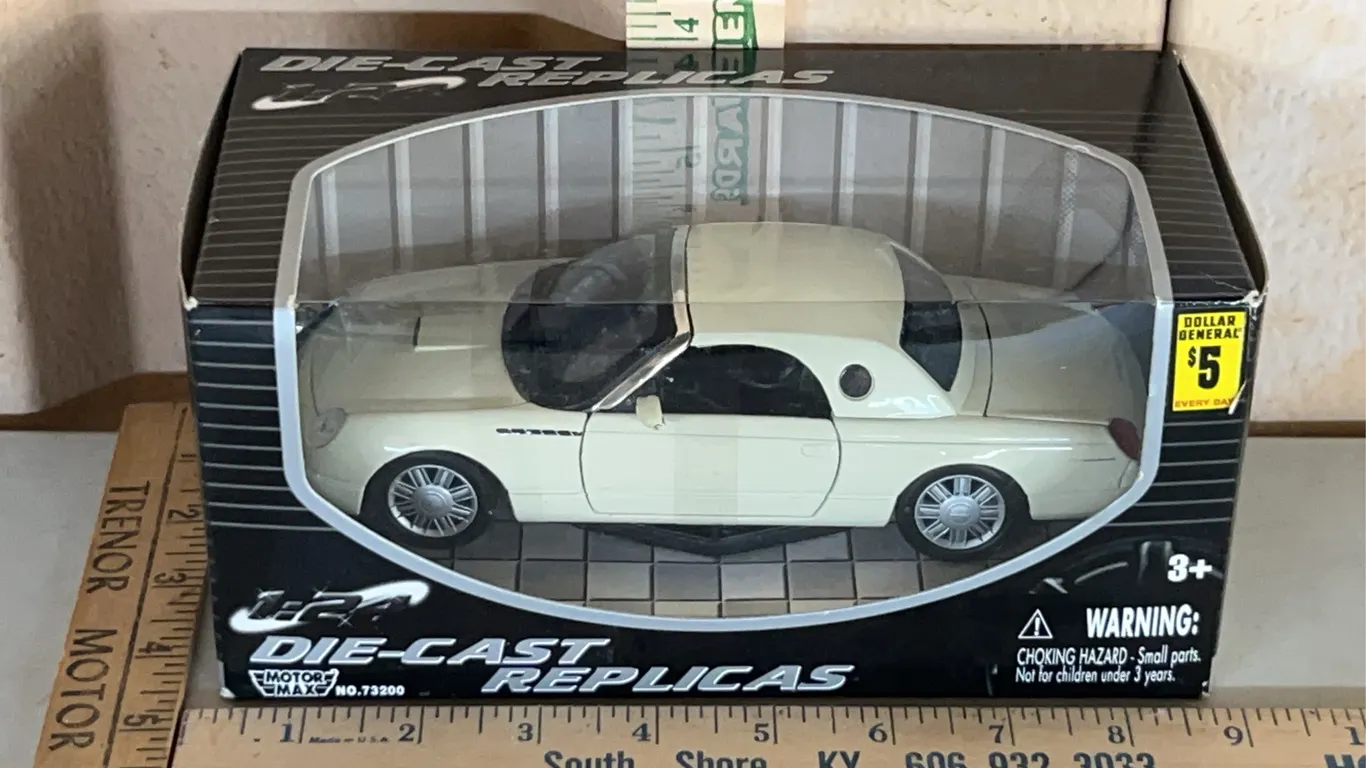 Motor Max 2002 Ford Thunderbird Hard Top 1:24 Scale Diecast Car