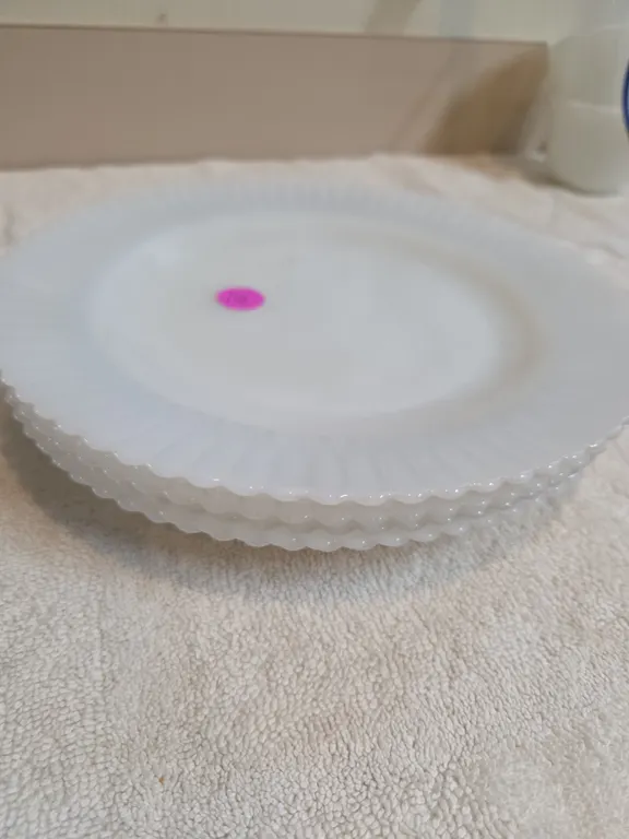 6 Vintage white oapaline glass dinner plate in the petalwear pattern. Macbeth evans in the Monax fi