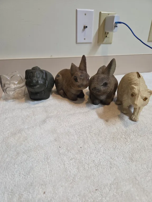 5 assorted plastic coin banks