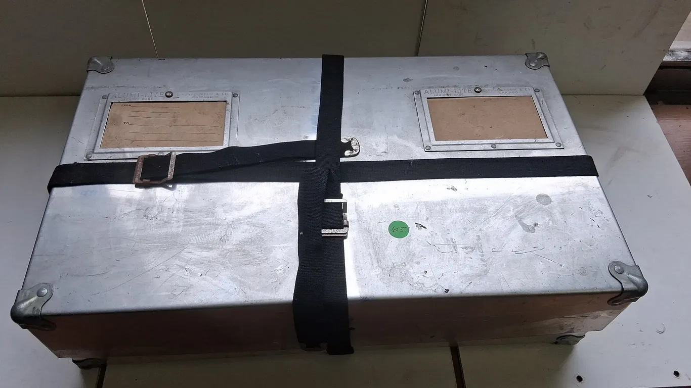 Vintage Alumi-Lite Metal Laundry Case