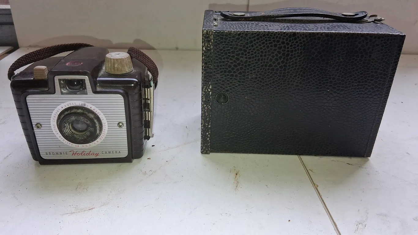Vintage kodak camera and Cartridge Hawk Eye (missing pieces )
