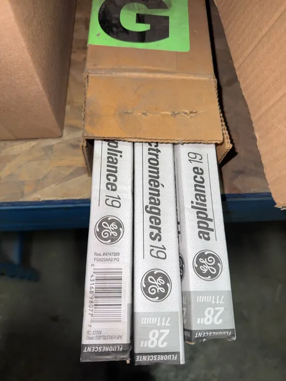 Box of 6 28 inch fluorescent light bulbs