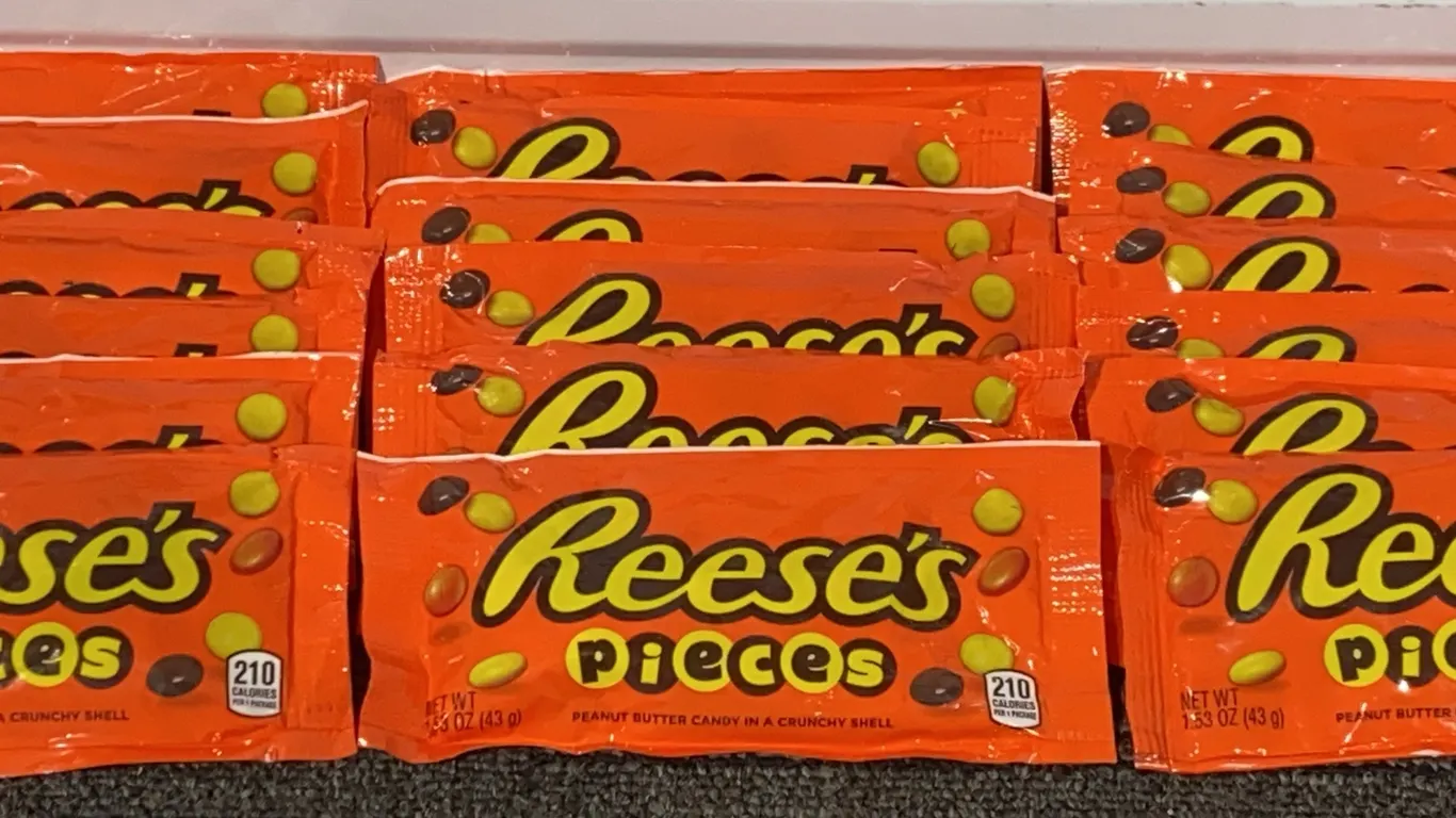 *NEW* REESE'S PIECES Peanut Butter Candy Packs, 1.53 oz (18 Count) - Best By: 3/2027