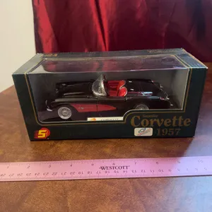 Superior Corvette 1957 1/24 Red & Black