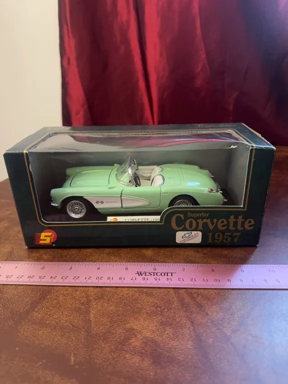 Superior Corvette 1957 1/24 Mint & White