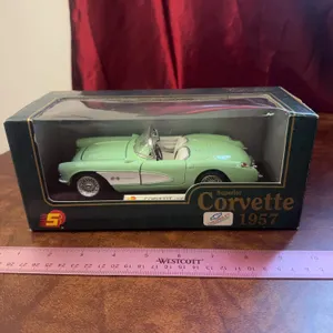 Superior Corvette 1957 1/24 Mint & White