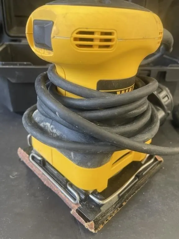 DeWalt electric 1/4 sheet palm sander. Comes in a