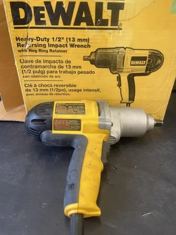 DeWalt heavy-duty1/2� reversing impact wrench.